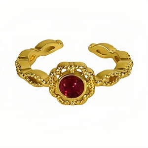Verstellbarer Goldring im Vintage-Stil mit rotem Edelstein und feiner Hohlstruktur
