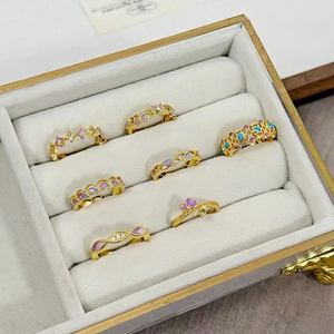 Vintage-Ring-Set aus Gold mit buntem Emaille-Tropföl und Herz-Kronen-Designs für Damen