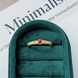 Detail eines Vintage-Goldrings mit Zirkonia-Steinen in einer grünen Samtbox