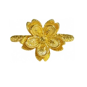 Anello vintage dorato a forma di fiore con petali strutturati e fascia intrecciata