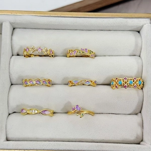 7-teiliges goldfarbenes Vintage-Ring-Set mit Emaille-Blumen in Samt-Schmuckschatulle
