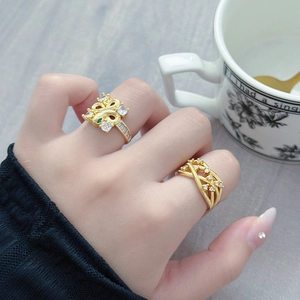 Dettaglio dell'anello a serpente dorato vintage e fascia con zirconi sulla mano