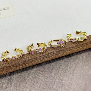 Set aus vier vergoldeten offenen Ringen mit lila Emaille-Herzen, Sternen und Zirkonia
