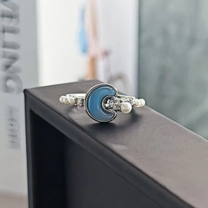 Macro di anello a luna d'argento con inserto blu, perle e cristalli scintillanti