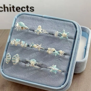 Maritimes Ring-Set mit blauem Seestern und Muscheln in einer Samt-Schmuckbox