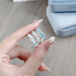 Nahaufnahme des dreiteiligen silbernen Ring-Sets mit blauem Emaille und feinen Kristallen