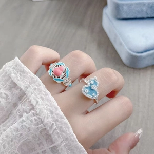 Detail von Emaille-Ringen mit Pfirsich- und Kürbismotiven im antiken Hofstil
