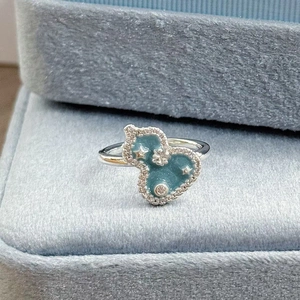 Makroaufnahme eines silbernen Flaschenkürbis-Rings mit hellblauem Emaille-Detail