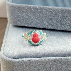 Makroaufnahme eines Emaille-Kürbis-Blumenrings auf einem Schmuckkästchen