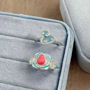 Detail von Emaille-Flaschenkürbis-Ringen im China-Stil mit Kristallbesatz auf blauem Samt