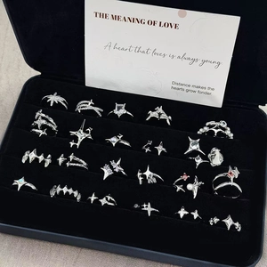 Punk Silber Stern und Zirkon Ring Set präsentiert in einer schwarzen Samt Schmuckschatulle