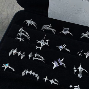 Punk minimalistisches Set aus silbernen Stern-Zirkonia-Ringen mit offenem Design