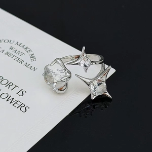 Detailaufnahme des silbernen Sternrings mit Zirkonia-Steinen auf schwarzem Glasgrund