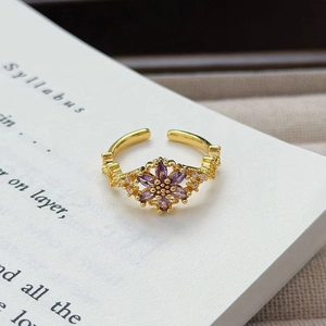 Detailaufnahme der Vintage-Goldblume mit violetten Zirkonia-Steinen im Marquise-Schliff