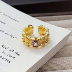 Makroaufnahme: Antiker goldener Ring mit lila Zirkon und kunstvollen Hohlgravuren