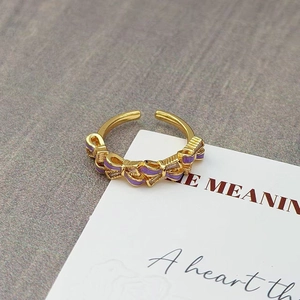 Detailweergave van de paarse emaille vlinder strik ringen met witte zirkoon steen