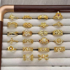 Collection de 22 bagues dorées vintage avec zircon et motifs floraux sur plateau velours
