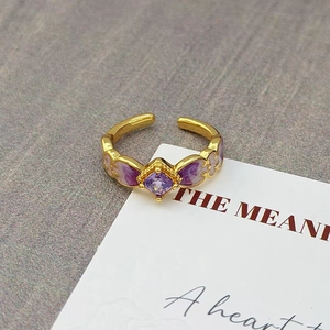 Macro-opname van vintage paarse emaille ring met vierkante steen en bloemendetails