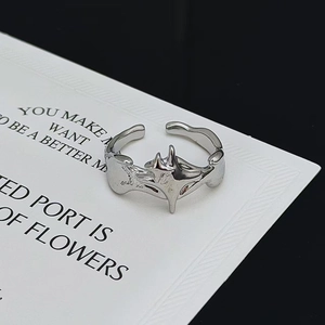 Nahaufnahme verstellbarer silberner Zirkonring im Punk-Stil mit flüssiger Metalltextur