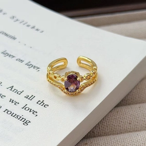 Detail eines Vintage-Goldrings mit ovalem lila Zirkon und eleganter Doppelkette