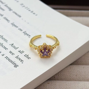 Detail eines Vintage Goldrings mit lila Sternzirkonia und feinem Kristallbesatz