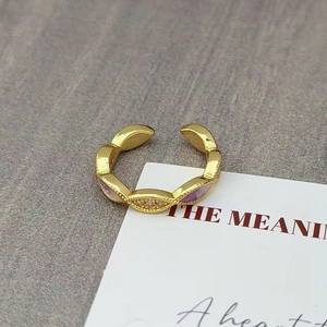 Detail van vintage paarse emaille open ring met gouden afwerking en witte zirkoon