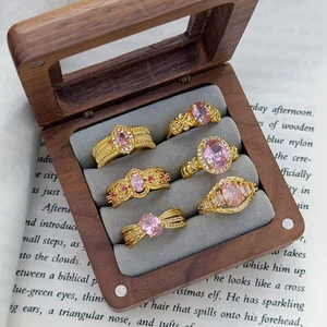 Set di sei anelli vintage dorati con zirconi rosa e dettagli in micro-pavé