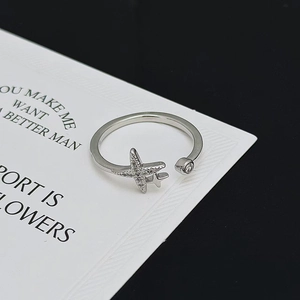 Detail eines sternförmigen Zirkonrings mit Pavé-Steinen und Runddiamant auf Karte