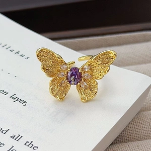 Details eines Vintage Gold Schmetterlingsring mit violettem Edelstein und Zirkon-Akzenten