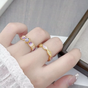 Vintage vergulde ringenset met paars emaille details en vierkante kunststeen accenten