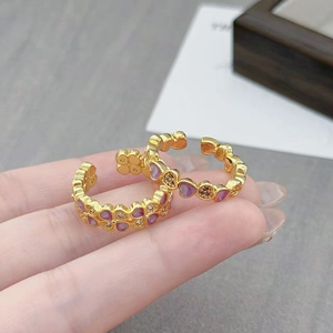Detailopname van vintage paarse hart-emaille ring met kleine zirkonia op de vinger
