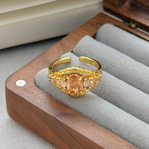 Anello vintage dorato con zircone champagne e pietre marquise su sfondo in velluto