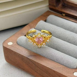 Dettaglio dell'anello a cuore placcato oro con zircone rosa e accenti di diamanti radianti
