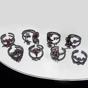Set di anelli gotici neri con pipistrelli e lune, decorati con strass rossi e viola