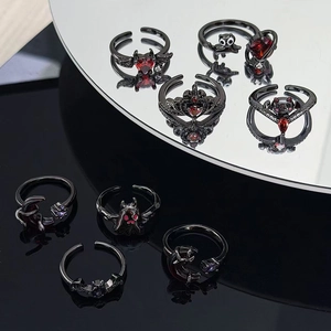 Set di anelli gotici a pipistrello e corona con zircone a cuore rosso in lega nera