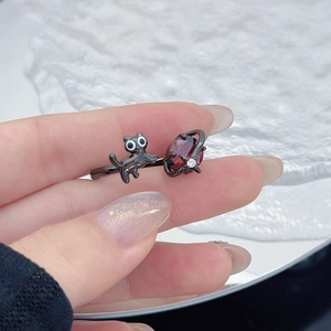 Dettaglio macro dell'anello gatto nero gotico con rubino sfaccettato e stelle
