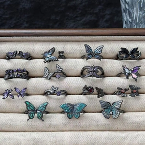 Bagues et boucles d'oreilles papillon gothiques avec émail coloré et cristaux