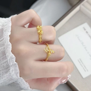 Bague papillon vintage dorée avec incrustation de zircon sur une main