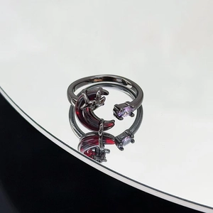Anello gotico aperto con luna crescente rossa e gemma viola su metallo scuro lucido