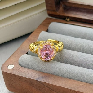 Dettaglio dell'anello vintage con zircone rosa in una scatola di legno di lusso su velluto