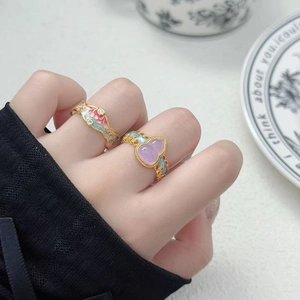 Détail de la bague lotus en émail vintage et de la bague gourde violette de style cour