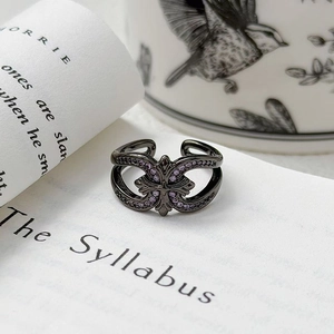 Vue macro de la bague papillon noire avec croix et pierres de zircon violet