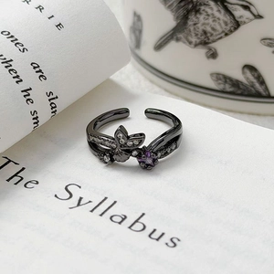 Gros plan sur bague papillon vintage avec zircon violet et détails de strass blancs