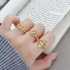 Set di tre anelli vintage dorati con corona a cuore e arco con zirconi rosa per donna