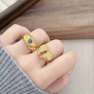 Dettaglio di anelli a cuore vintage con gemma viola e pavé di diamanti a stella