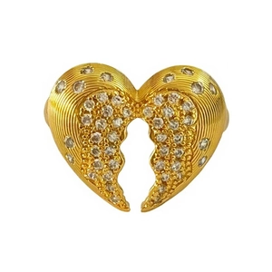 Anello aperto vintage a forma di cuore dorato con micro-pavé di zirconi in vista verticale