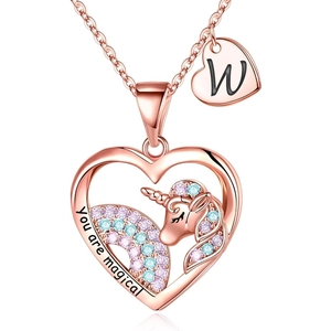 Detalle del colgante corazón de oro rosa con unicornio arcoíris y grabado You Are Magical