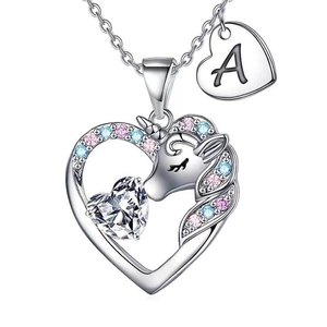 Collana con ciondolo unicorno a cuore con zirconi colorati e lettera A incisa