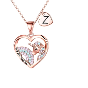 Detalle del collar de unicornio corazón oro rosa con arcoíris de circón y dije de la letra Z