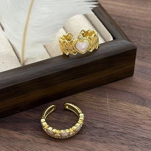Dettaglio dell'anello vintage in oro con zircone rosa su una scatola di legno